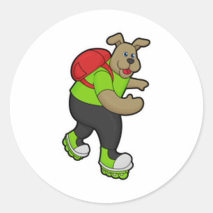 Sticker Rond Chien comme patineur avec Patins en ligne et sac à