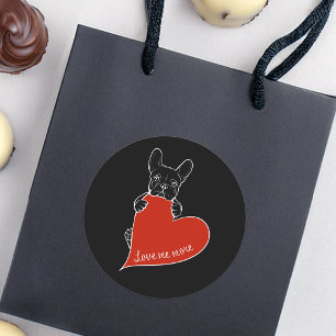 Sticker Rond Chien français mignon avec un coeur rouge
