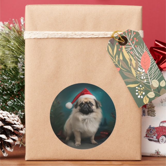 Sticker Rond Chien pekingese pendant Noël de neige (vacances)