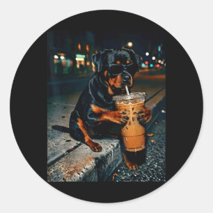 Sticker Rond Chien rottweiler buvant du café glacé animal drôle