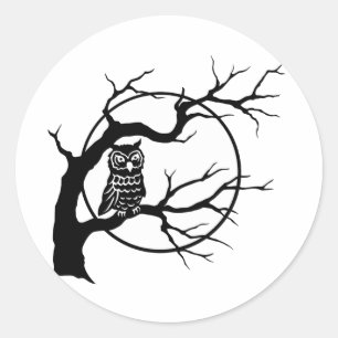 Sticker Rond Chouette effrayante sur une silhouette d'arbre nu 