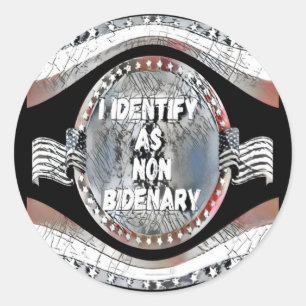 Sticker Rond Citation contre Joe Biden, Je m'identifie comme no