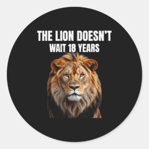 Sticker Rond Citations drôles Le lion n'attend pas 18 ans Homme
