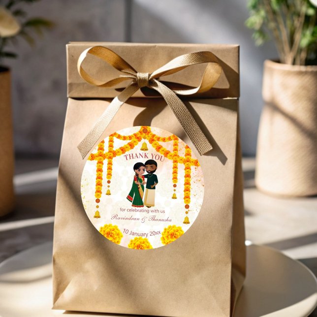 Sticker Rond Cloches des guirlandes de Marigold avec le mariage (Marigold garlands bells with Tamil Telugu wedding Classic Round Sticker)