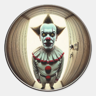 Sticker Rond Clown intense qui s'avance à travers la porte | Fi