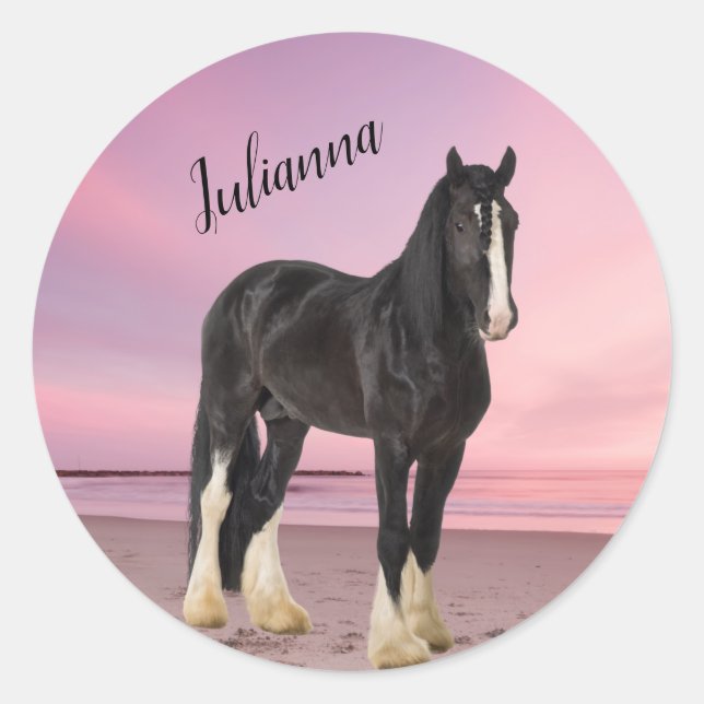 Sticker Rond Clydesdale noir et blanc sur la plage au coucher d (Devant)