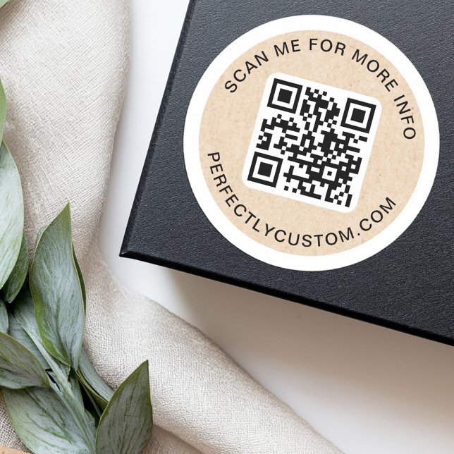 Sticker Rond Code QR texte personnalisé Papier Kraft apparence  (QR code custom text Kraft paper look white border Classic Round Sticker)