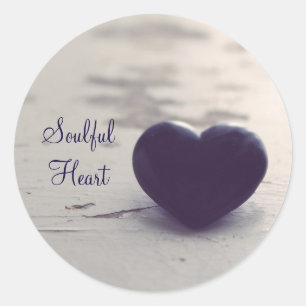 Sticker Rond Coeur de pierre violet à l'âme sur une plage de sa