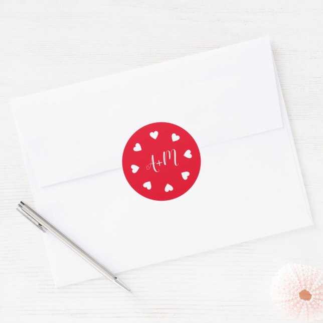 Sticker Rond Coeurs blancs d'amour avec initiales sur rouge (Enveloppe)