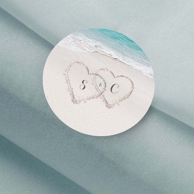 Sticker Rond Coeurs dans le sable destination mariage plage (Hearts in the sand destination beach wedding classic round sticker)