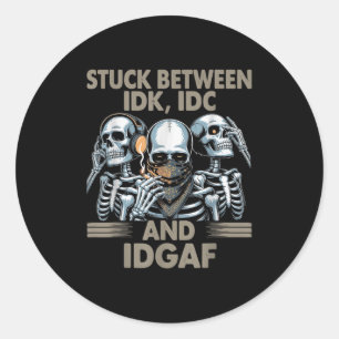 Sticker Rond Coincé Entre Idk, I Et Idgaf, Drôle Skeleton Gan