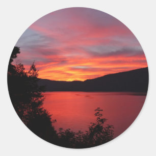 Sticker Rond Coucher de soleil sur le lac et vue sur la montagn
