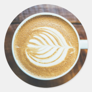 Sticker Rond Coupe de latte de café avec mousse de forme feuill
