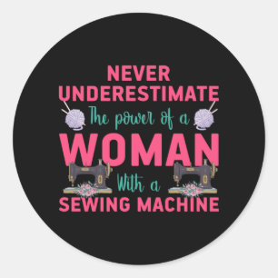 Sticker Rond Couper Le Pouvoir D'Une Femme Avec Une Machine À C