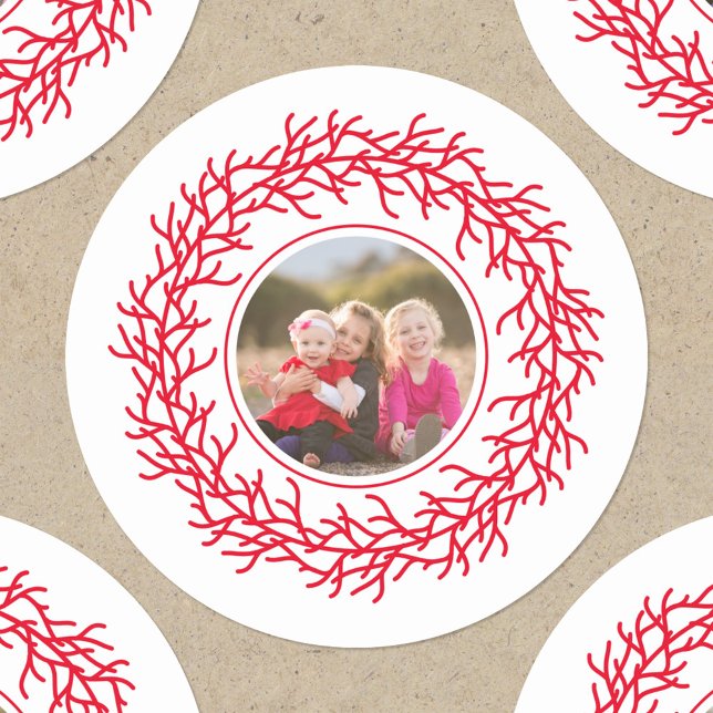 Sticker Rond Couronne scandinave photo Rouge et blanc (Scandinavian wreath personalized photo red and white Christmas or Holiday round sticker)