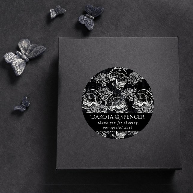 Sticker Rond Crânes et Roses de Craie | Glamour Gothique Merci (Créateur téléchargé)