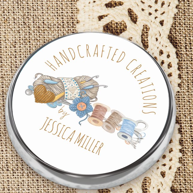 Sticker Rond Créations artisanales par | Fil et blanc cousu (Handcrafted Creations labels ideal for handmade, sewing, knitted or crochet items)