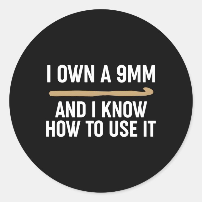 Sticker Rond Crochet Je Possède Un 9Mm Et Sais Comment L'Utilis (Devant)