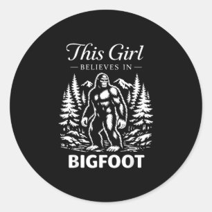 Sticker Rond Croyante fille Bigfoot sasquatch cryptide forêt