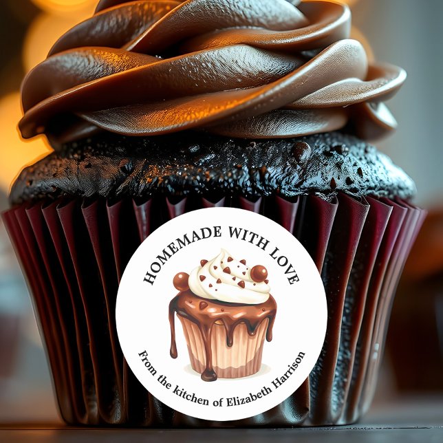 Sticker Rond Cupcake au chocolat maison avec glaçage crémeux (Créateur téléchargé)