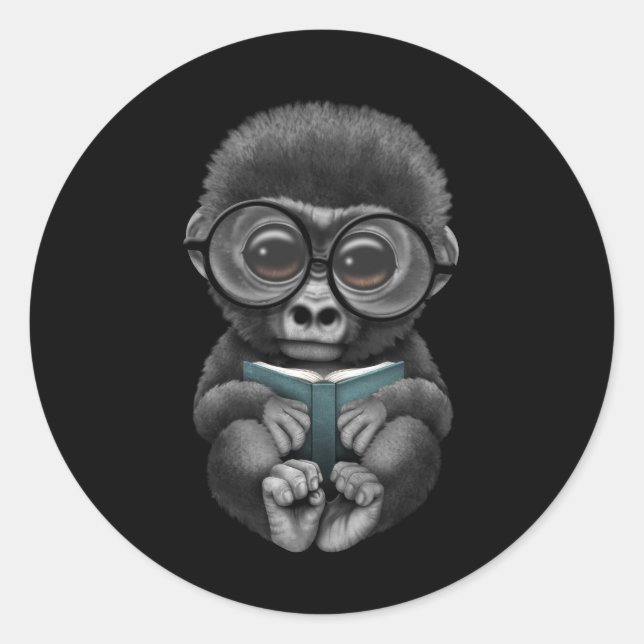 Sticker Rond Cute Baby Gorilla Lire un livre sur le noir (Devant)