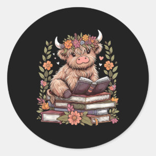 Sticker Rond Cute Baby Highland Vache Lecture Livre ver