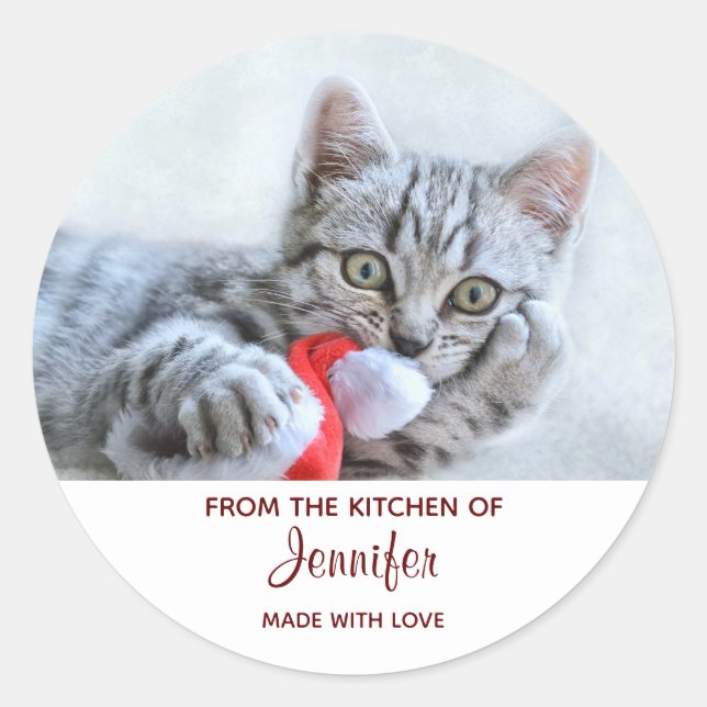 Sticker Rond Cute Gris Tabby Chat avec Casquette de Noël Xmas C (Devant)