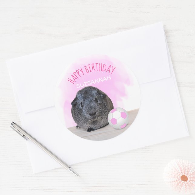 Sticker Rond Cute Guinée Cochon rose balle de football Personna (Enveloppe)