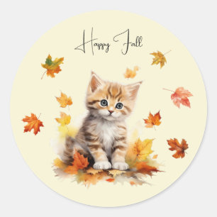 Sticker Rond Cute Orange Tabby Kitten dans les feuilles d'autom