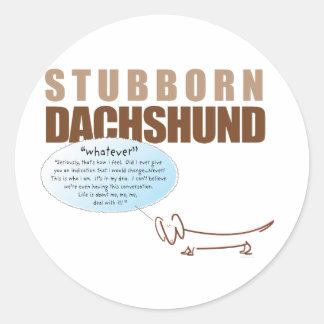 Sticker Rond Dachshund têtu...dit "QUOI QUE CE SOIT ! ! ! !"