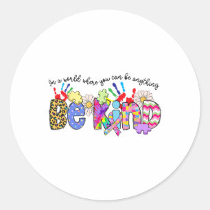 Sticker Rond Dans Un Monde Où L'On Peut Être N'Importe Quoi D'A