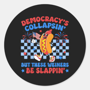 Sticker Rond Démocratie de Hot Dog drôle s'effondrant le 4 juil