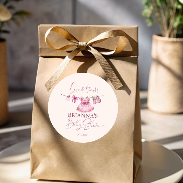 Sticker Rond Des vêtements roses preppy sur une ligne baby show (Preppy pink clothes on a line baby shower thank you favor sticker template baby shower favors)