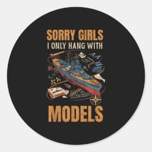 Sticker Rond Désolée les filles je ne traîne qu'avec des manneq