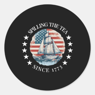 Sticker Rond Déverser Le Thé Depuis 1773 Tee 4 juillet Drôle