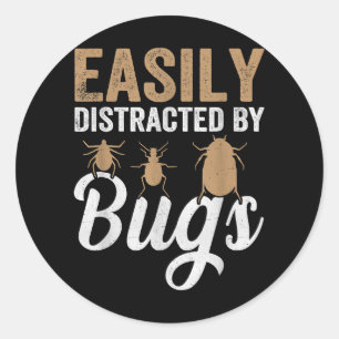 Sticker Rond Distrait par les bogues - Amusant en Entomologie