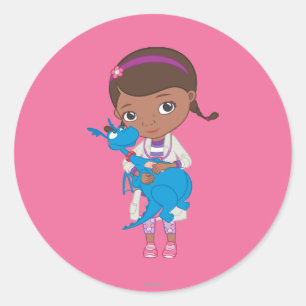 Sticker Rond Docteur McStuffins tenant du Stuffy