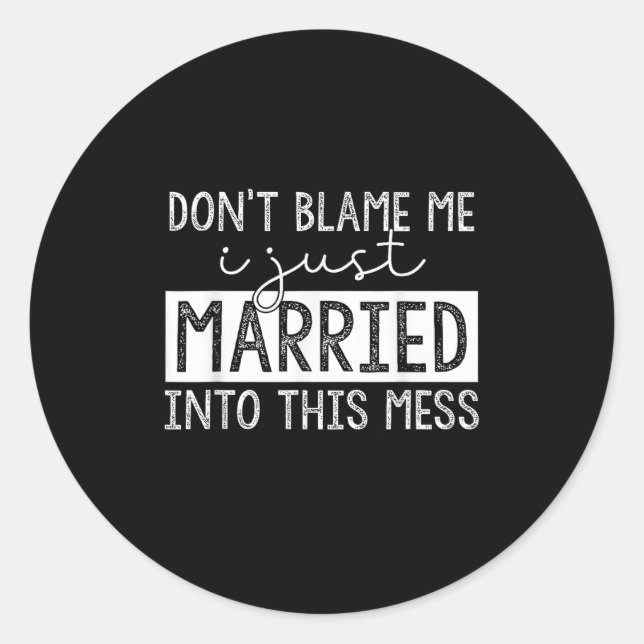 Sticker Rond Don't Blame Me I Just Married Into This Mess Funny (Devant)