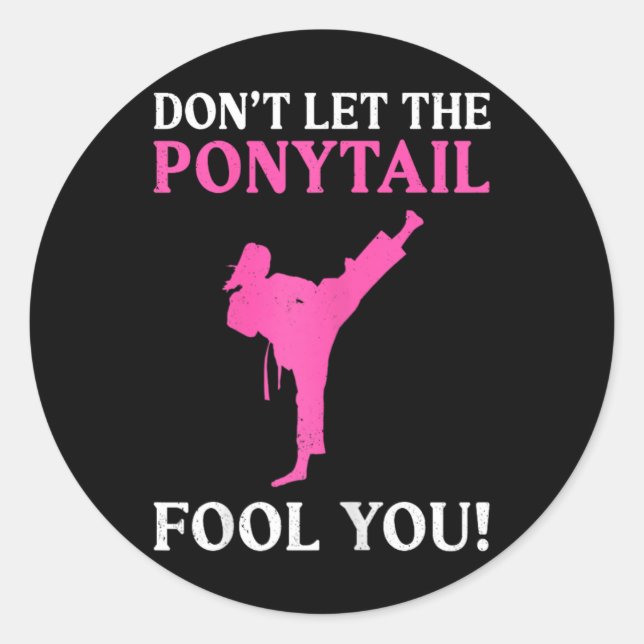 Sticker Rond Don't Let The Ponytail Fool You Karate Fighter Mar (Devant)