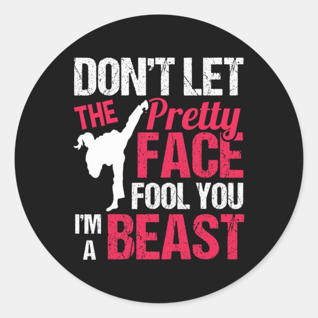 Sticker Rond Dont Let The Pretty Face Fool You Im Beast Karate  (Devant)