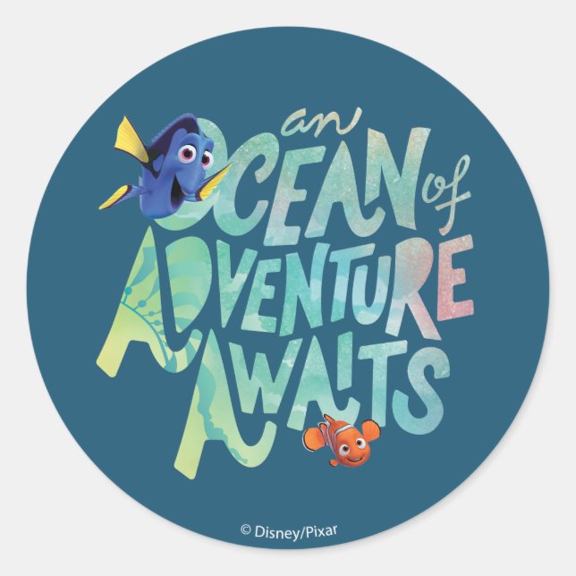 Sticker Rond Dory et Nemo| Un océan d'aventures attend (Devant)