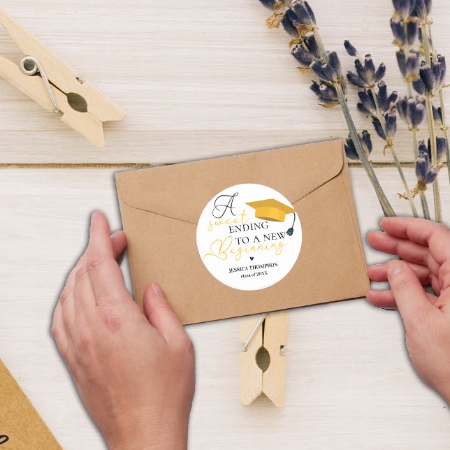 Sticker Rond Douce fin pour un nouveau départ 2025 Remise des d (Sweet Ending to New Beginning 2025 Graduation Classic Round Sticker)