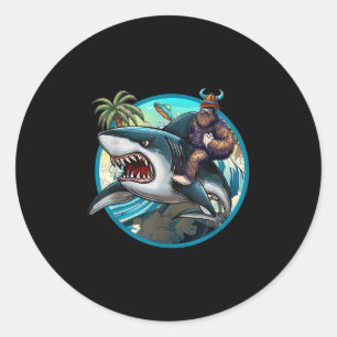 Sticker Rond Drôle Bigfoot Riding Un Requin _ Hilarious Sasquat