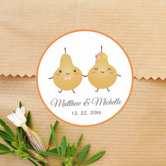 Sticker Rond Drôle Cartoon Parfait Pear Couple Wedding Favorise (Créateur téléchargé)