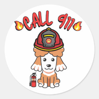 Sticker Rond Drôle chien Brown est pompier