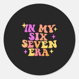 Sticker Rond Drôle dans mon ère Six Seven 67 Mème Six Seven Ère