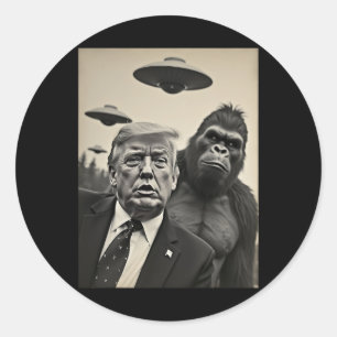 Sticker Rond Drôle de selfie de Trump avec Bigfoot et des ovnis