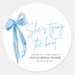 Sticker Rond Dusty Blue Bow She's Tying the Knot Fête des marié