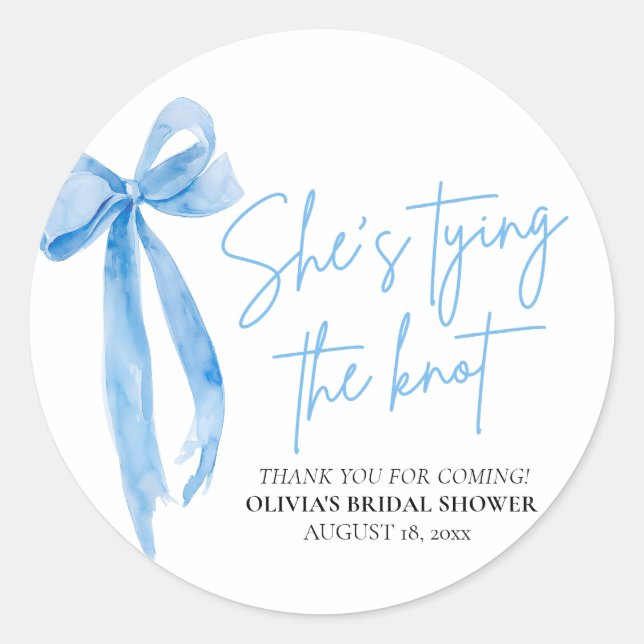 Sticker Rond Dusty Blue Bow She's Tying the Knot Fête des marié (Devant)