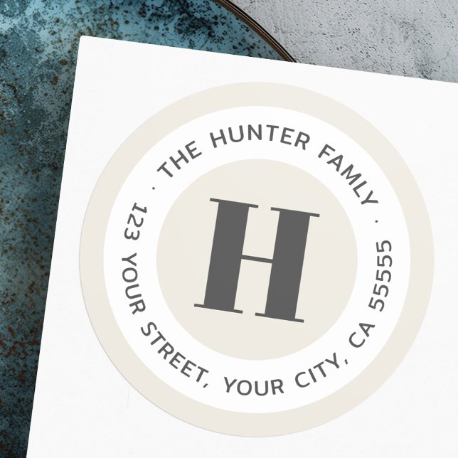 Sticker Rond Éclairage de monogramme minimal moderne à l'adress (Modern minimal monogram light tan return address classic round sticker)